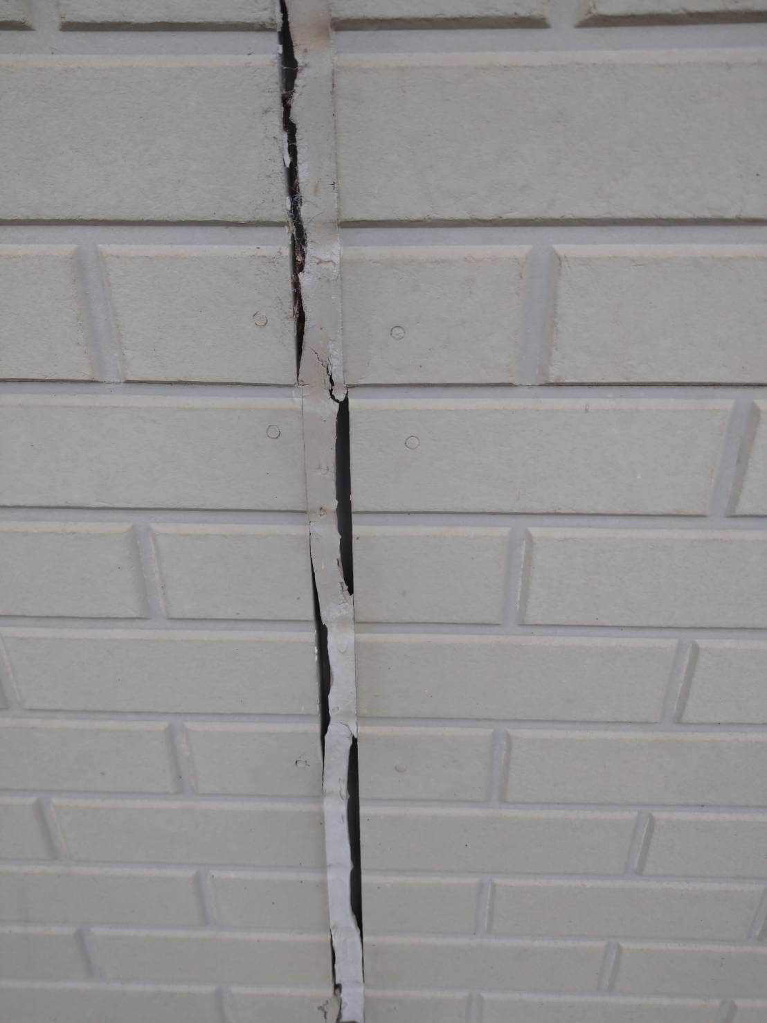 外壁のコーキング部分にひび割れが確認できる。
