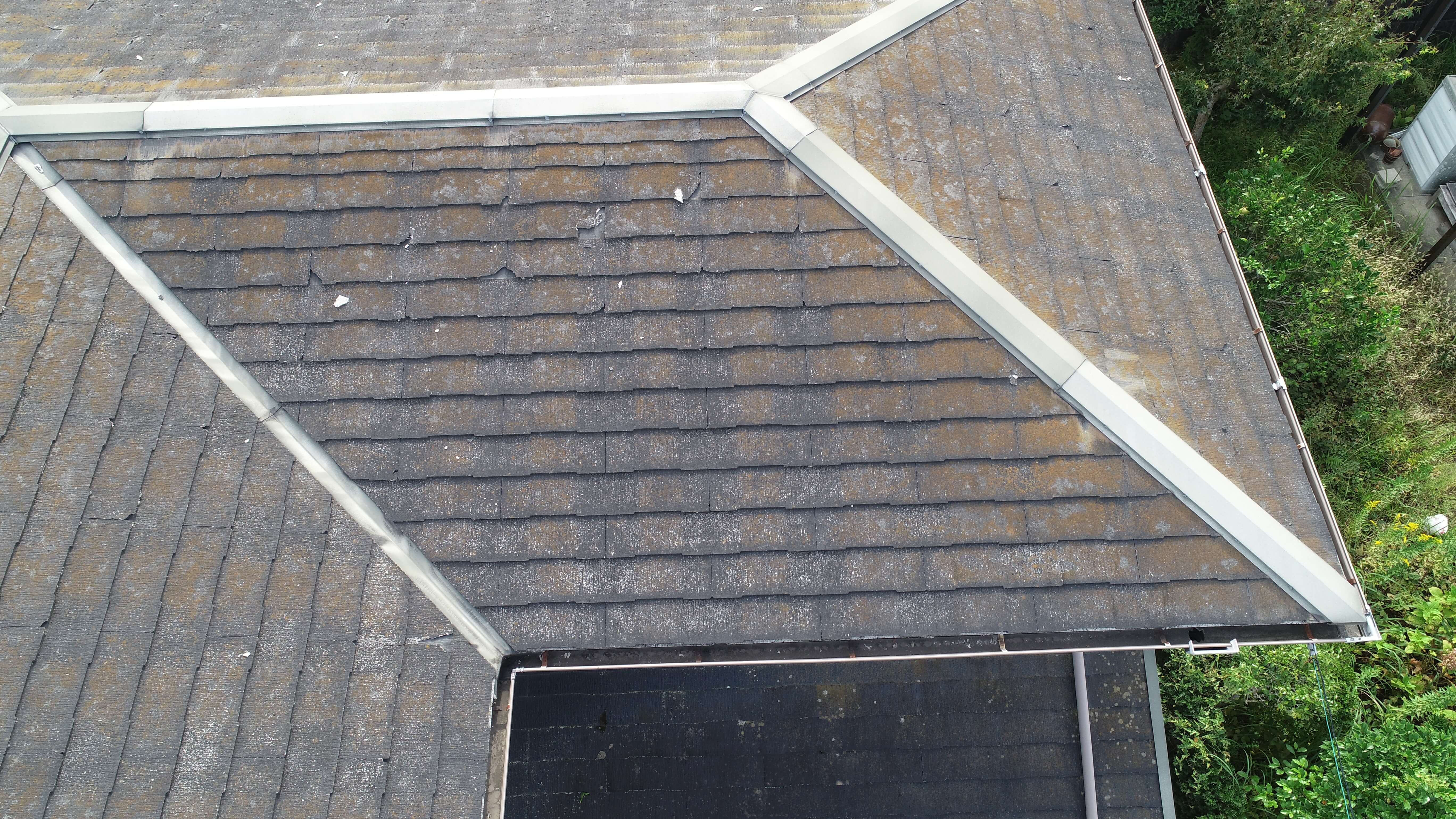 スレート屋根のひび割れや、大きな欠損。色あせがある。